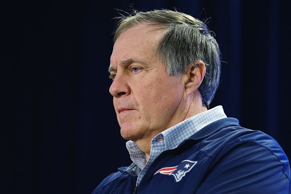 Bill Belichick lors de la conférence de presse New England Patriots entraîneur-chef.