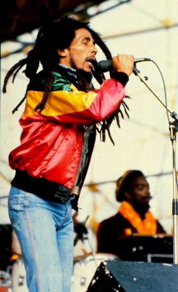 Bob Marley exécute sur scène.