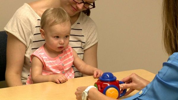 Étudier la façon dont les nourrissons réagissent à des situations sociales pourrait aider les chercheurs à comprendre comment les compétences linguistiques sont développés pendant l'enfance.