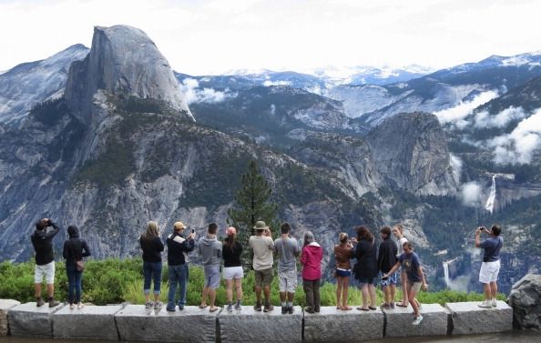 Les touristes au Parc national de Yosemite en profitant de la vue. Un terrain de camping de Yosemite a été fermé en raison des précautions contre la peste.
