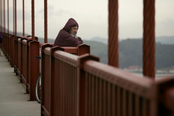Tentatives de suicide par un parent peuvent affecter leurs enfants. Le Golden Gate Bridge à San Francisco a ajouté des filets pour aider à prévenir les suicides.
