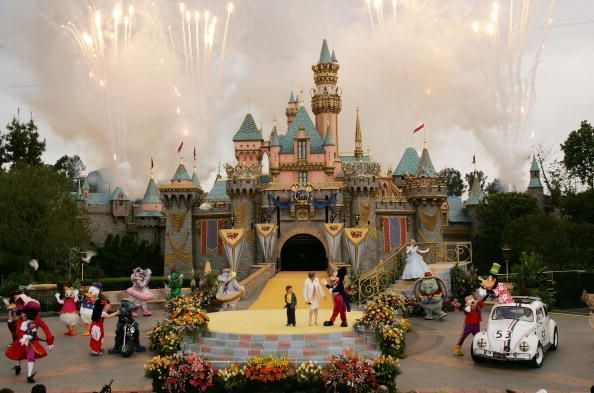 Plusieurs personnes ont pris la rougeole et Disneyland, montré ici, et Disney California Adventure parcs à thème.
