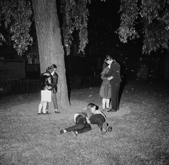 Les adolescents en 1964 embrassant dans un parc. Le pourcentage d'adolescents qui disent qu'ils sont sexuellement actifs a chuté en une génération.