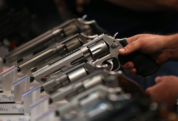 Un affichage de revolvers à la vente. Certains types de lois sur les armes sont associées à des taux de suicide.