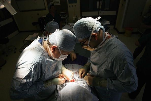 Un appareil à l'aide lors d'une chirurgie à cœur ouvert dans un hôpital de Pennsylvanie a été liée à des maladies huit et quatre décès.