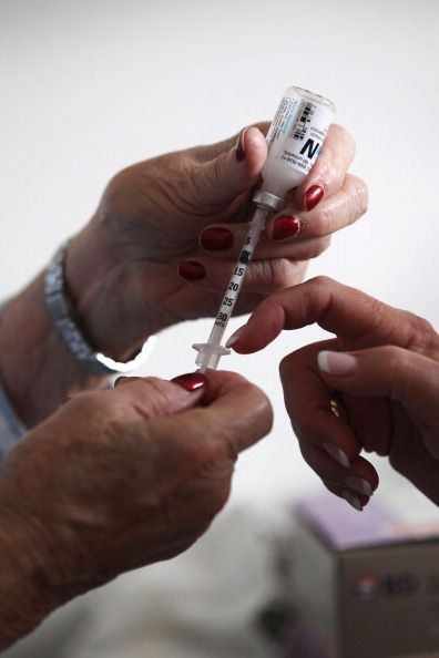 Une infirmière montre un patient comment utiliser l'insuline. La prévalence du diabète de type 2 se développe dans le monde entier. Une infirmière montre un patient comment utiliser l'insuline. La prévalence du diabète de type 2 se développe dans le monde entier.