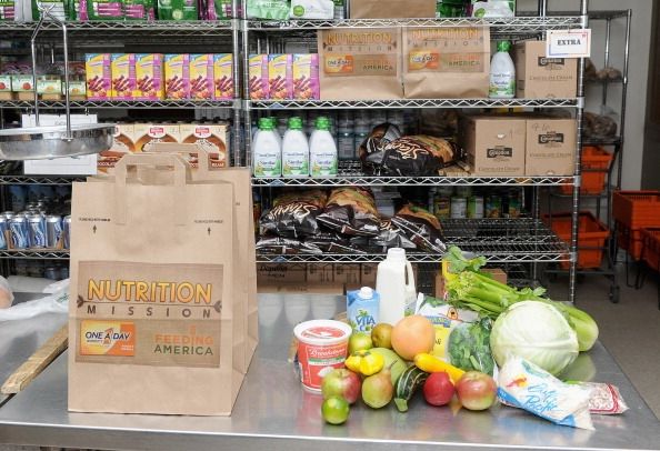 Sheryl Crow rejoint One A Day Femmes's Nutrition Mission Grant Competition Winner At NYC Food Pantry