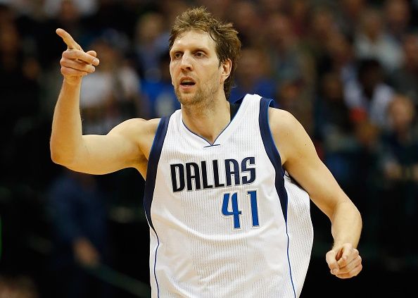 Dirk Nowitzki dans le jeu Memphis Grizzlies vs Dallas Mavericks.