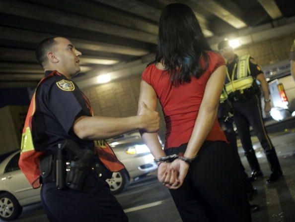 Un officier de police de Miami Beach arrête un conducteur après avoir échoué un test de sobriété.
