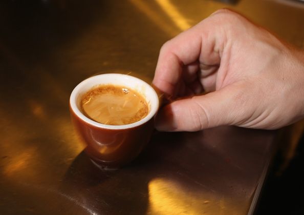 Contrairement à une tasse d'espresso de ce genre, vous pouvez surdose de poudre de caféine pure.