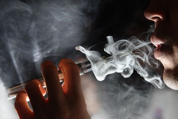 Les experts disent que les e-cigarettes sont populaires chez les adolescents