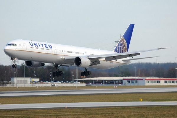 Un passager du vol United Airlines a été retiré de l'avion après avoir été soupçonné d'avoir Ebola.