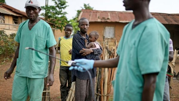 Les patients en Afrique ont peur du virus Ebola et sont délibérément soustraient à l'isolement et le traitement.
