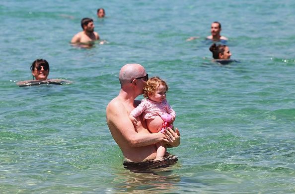 Les parents sont plus conscients des dangers de l'exposition au soleil et la nécessité d'utiliser des écrans solaires. Les parents sont plus conscients des dangers de l'exposition au soleil et la nécessité d'utiliser des écrans solaires.
