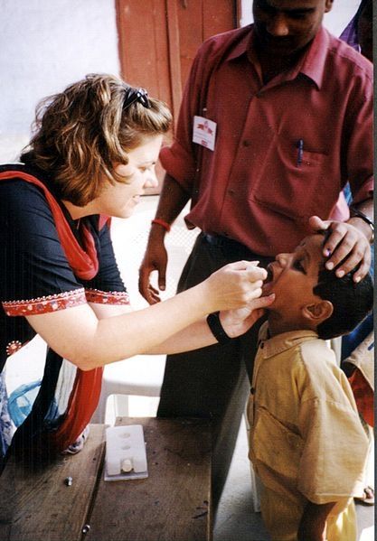 Vaccination contre la polio en pédiatrie, en Inde.