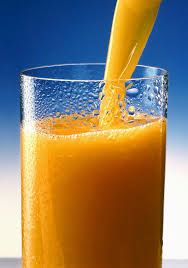 Un verre de jus d'orange est nutritif et délicieux