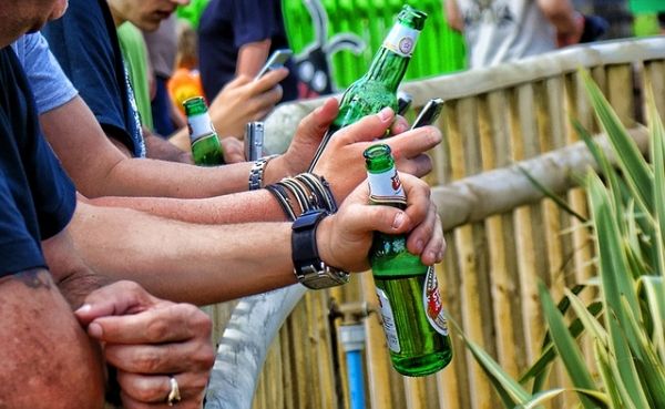 Amis ont en effet une influence énorme sur l'alcool chez les adolescentes