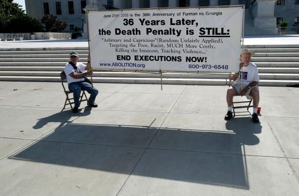 d Weir (R) de Barnsville, la Géorgie, et David Avolio (L) de Issaquah, État de Washington, tiennent une bannière lors d'une veillée contre la peine de mort devant la Cour suprême des États-Unis .. d Weir (R) de Barnsville, la Géorgie, et David Avolio (L) de Issaquah, État de Washington, tiennent une bannière lors d'une veillée contre la peine de mort devant la Cour suprême des États-Unis ..