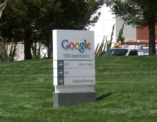 Ce signe accueille les visiteurs dans le bâtiment principal du Googleplex (Google's company headquarters) at 1600 Amphitheatre Parkway in Mountain View, California.