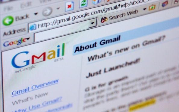 Le logo Gmail est représenté sur le haut d'une page d'accueil Gmail.com
