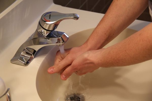 Les travailleurs de la santé peuvent être motivés à se laver les mains plus souvent quand leurs pairs sont autour.