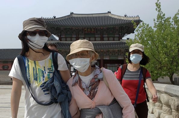 Les touristes en Corée du Sud portent des masques pour prévenir la propagation de MERS.