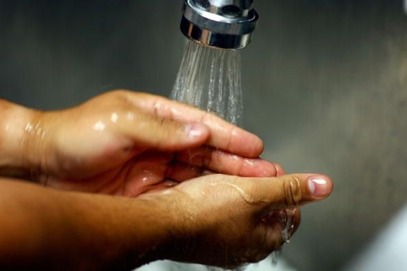 Les professionnels de santé se lavent les mains plus, et souffre plus des problèmes de peau pour lui
