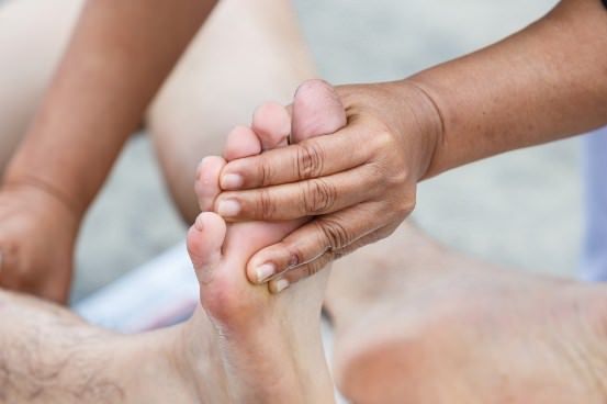 Comment traiter avec des crampes de pied?