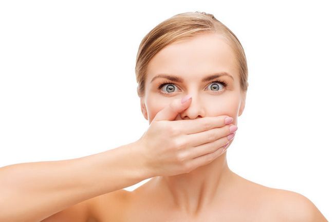 Comment se débarrasser de la mauvaise haleine de façon permanente (remèdes maison)