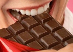 femme-manger-chocolat-bar-410x290