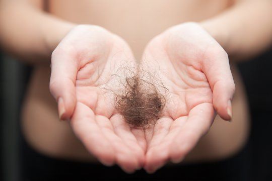 Comment arrêter la perte de cheveux naturellement et rapide?