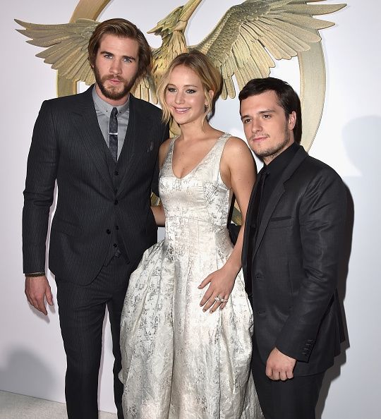 Liam Hemsworth, Jennifer Lawrence et Josh Hutcherson à la première de Los Angeles & # 034-Hunger Games: Mockingjay - Partie 1. 