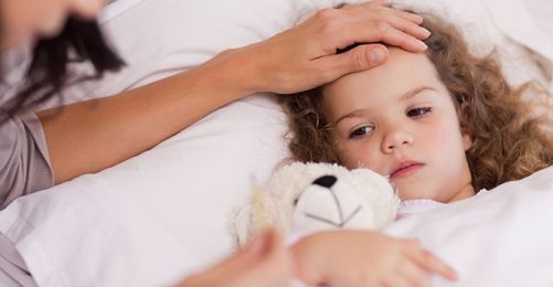 Augmentation du nombre de maladies de la fièvre chez les enfants suscite des inquiétudes