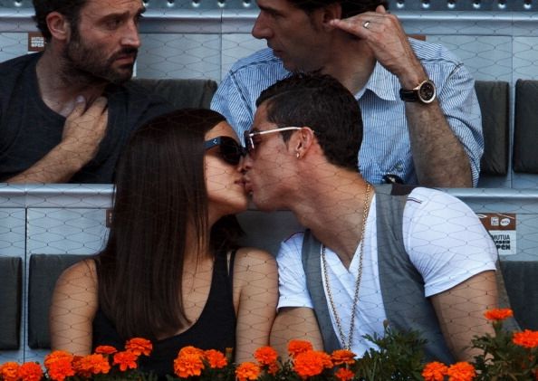 Irina Shayk et Cristiano Ronaldo à 2013 Mutua Madrid Open. Irina Shayk et Cristiano Ronaldo à 2013 Mutua Madrid Open.