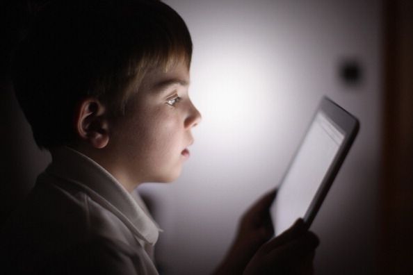 Les enfants passent trop de temps à regarder les écrans à un trop jeune âge et passent moins de temps à traiter avec le monde réel.