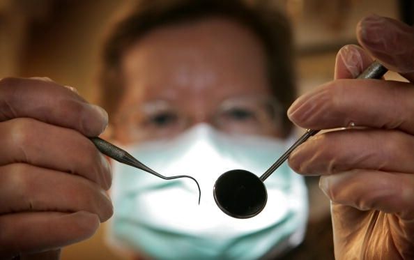 Dentistes offrant un traitement NHS continuer à diminuer