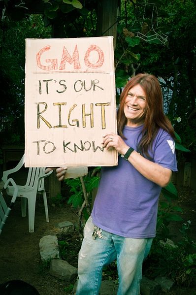 Un manifestant à San Francisco, Californie, plaide en faveur de l'étiquetage des OGM dans les denrées alimentaires des constituants. Un manifestant à San Francisco, Californie, plaide en faveur de l'étiquetage des OGM dans les denrées alimentaires des constituants.