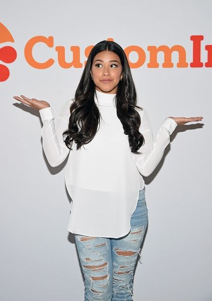 Gina Rodriguez équipes Up With CustomInk Pour annuelle Soyez bons les uns envers Autre Campagne prévention de l'intimidation Gina Rodriguez équipes Up With CustomInk Pour annuelle Soyez bons les uns envers Autre Campagne prévention de l'intimidation