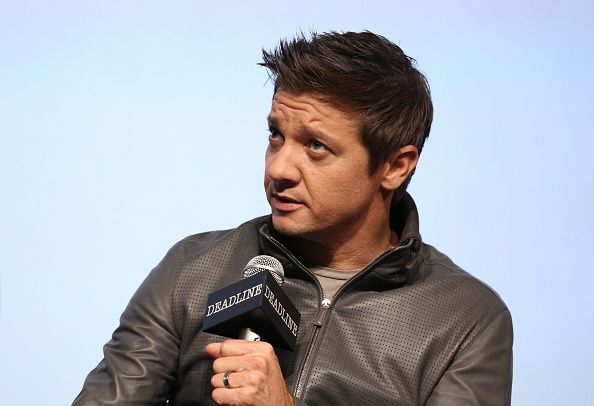 Jeremy Renner cours Date limite's The Contenders.