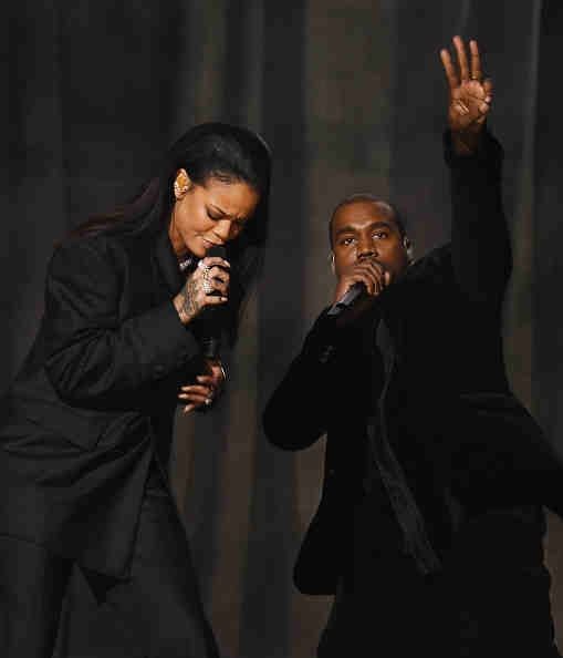 Rihanna sur scène avec Kanye West lors de la 57e cérémonie des Grammy Awards.
