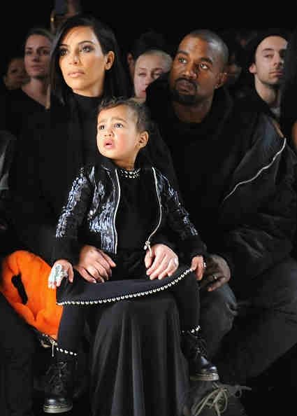Kim Kardahian, du Nord, et Kanye West à l'Alexander Wang Défilé de mode à la Fashion Week de 2015 Mercedes-Benz automne.