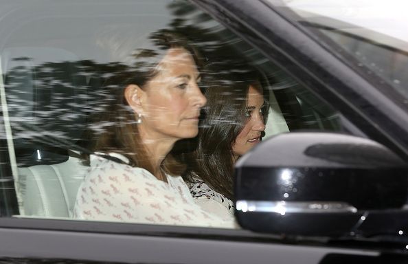Carole et Pippa Middleton arrivent au palais de Kensington, après la princesse Charlotte's birth.