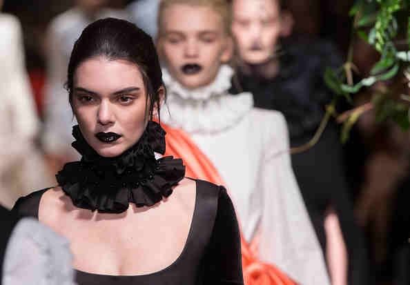 Kendall Jenner à la piste lors de GILES 2,015 Fashion Week de Londres.