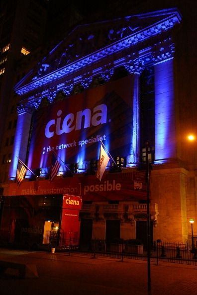 La Bourse de New York a été allumé avec des lumières bleues pour la Journée mondiale de sensibilisation à l'autisme. La Bourse de New York a été allumé avec des lumières bleues pour la Journée mondiale de sensibilisation à l'autisme.