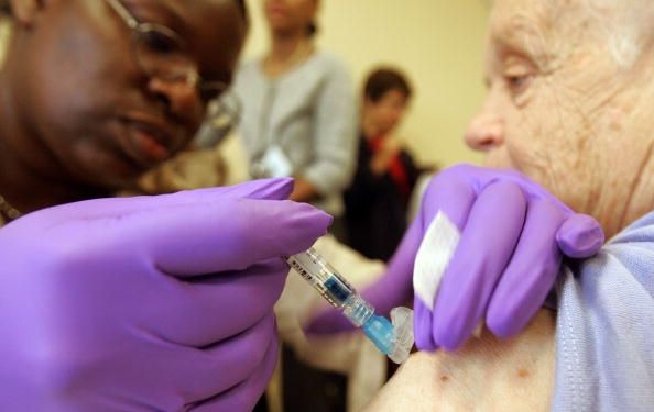 De nombreux travailleurs de la santé comme cette infirmière développent une sensibilité au latex dans les gants de latex.