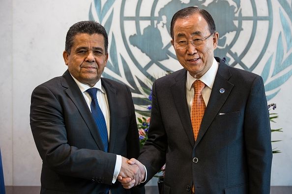 Mohamed Elhadi Dayri (L), le ministre libyen des Affaires étrangères, rencontre le Secrétaire général des Nations Unies Ban Ki-Moon