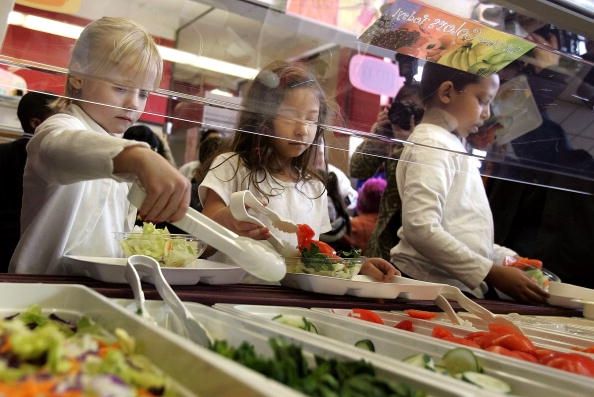 Une période plus longue de repas scolaires a été associée avec des enfants à choisir des aliments plus nutritifs et jeter moins de nourriture.