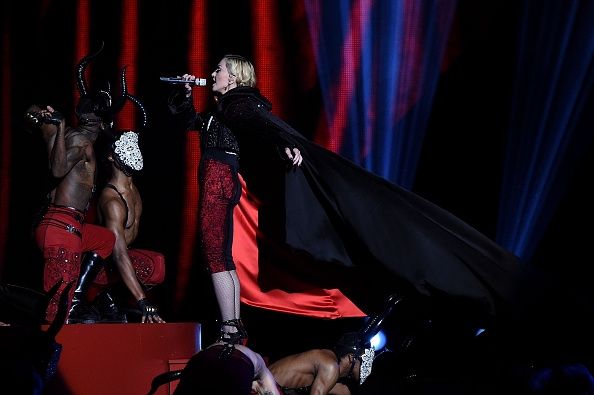 Madonna sur la scène du 2015 Brit Awards.