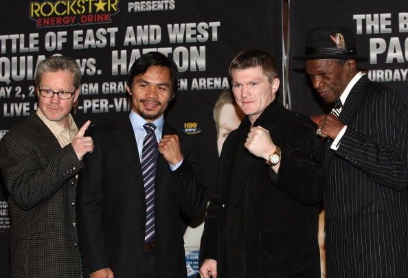 Freddie Roach, Manny Pacquiao, Ricky Hatton, et Floyd Mayweather Sr. à la & # 034-Bataille entre Orient et Occident & # 034- promotion. Freddie Roach, Manny Pacquiao, Ricky Hatton, et Floyd Mayweather Sr. à la & # 034-Bataille entre Orient et Occident & # 034- promotion.