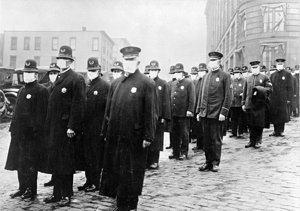Les policiers à Seattle portant des masques réalisés par la Croix-Rouge, lors de l'épidémie de grippe.